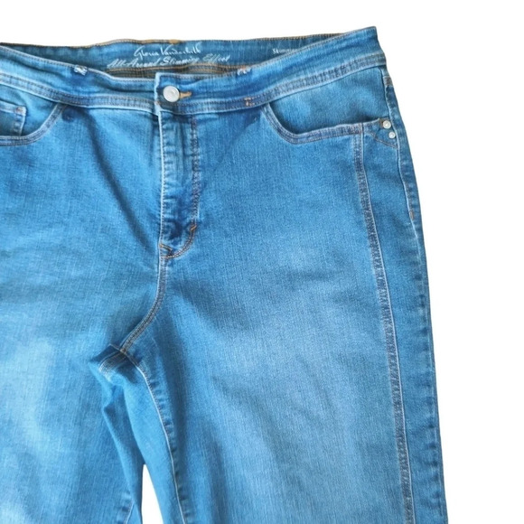 Gloria Vanderbilt Cropped  Walking Shorts Blue Denim Skimmer High Rise Fit 14 - Picture 3 of 9